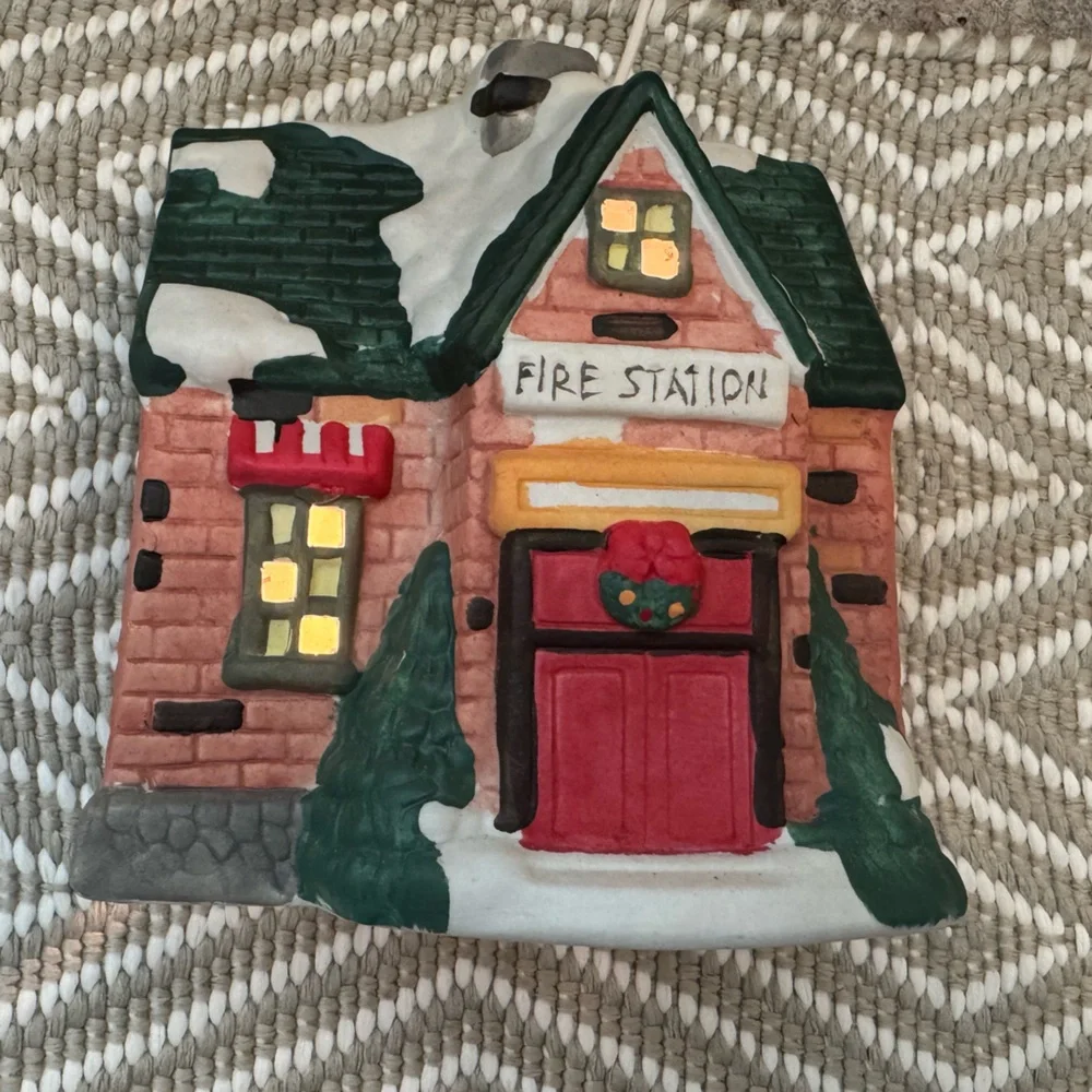 Liberty Bell Christmas - Fire House lighted house